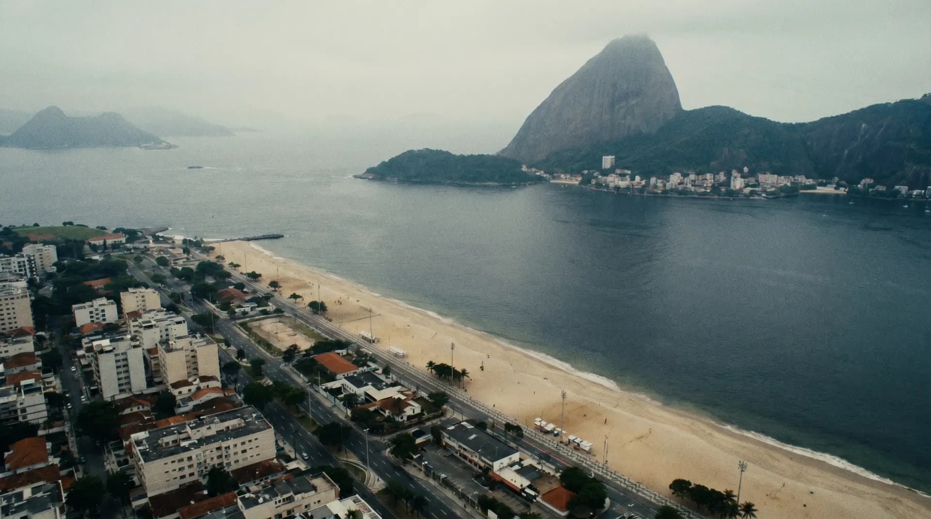 GIG → Copacabana / Leblon corridor map with May 4–7 disruption overlay (Maré, Vidigal, Pechincha)