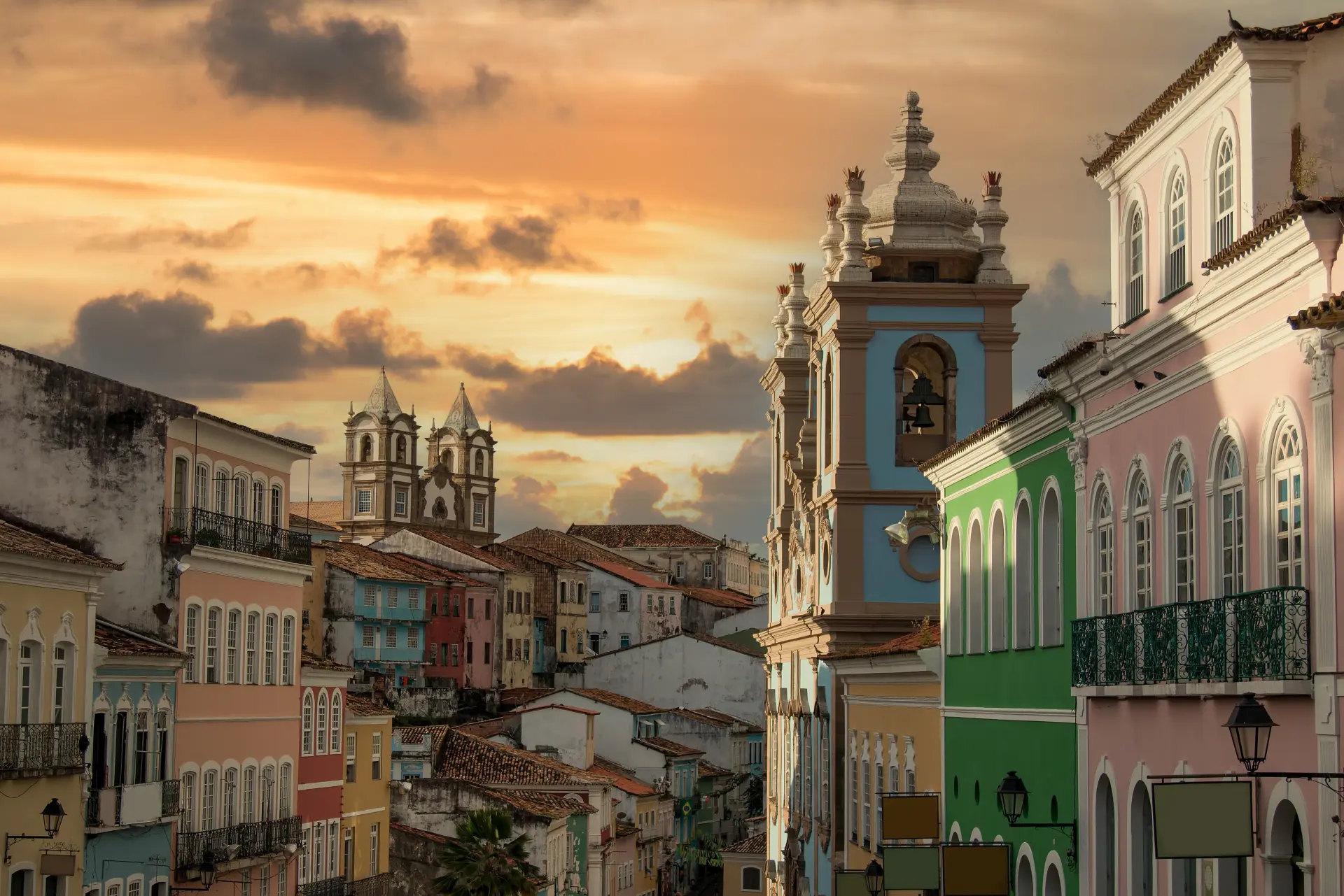 Edifícios históricos coloridos de Salvador sob o céu ao entardecer